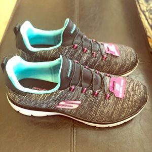 Skechers tennis shoes-NWT
